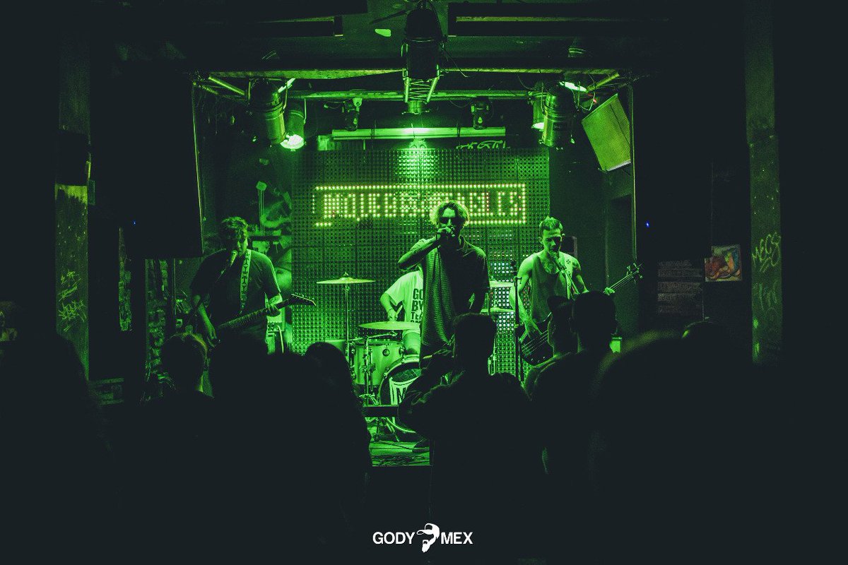 Que ganas de estar en esta! Tomando una birra en el Pura, con amigos y los amplis al palo.
Foton del crack <a href="/GodyMex/">GodyMex</a> 📸