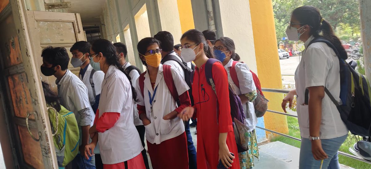 Durgesh92650405's tweet image. Social distancing @GMCH Nagpur. Students were called in for internal assessment signing.
Examination halls will be sanitised. But there are a 1000 other things to do related to exams.
How will you save us there?
#muhsonlinexam @AmitV_Deshmukh @OfficeofUT @CMOMaharashtra