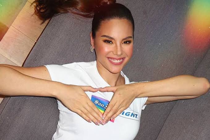 JUNE 1ST🌈🙌🏻 #HappyPrideMonth to all of you! ❤️ Here's Catriona Gray, an LGBTQIA+ ally, raising our flag! 🏳️‍🌈 @catrionaelisa 

#LoveIsLove
#TransIsBeautiful #SOGIEEqualityNow 
#SOGIEBillNow