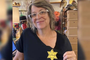 RealDealColleen's tweet photo. This POS also proudly attended Jan 6 insurrection. 
"Nashville hat store apologized for using Star of David-style Not Vaccinated patches after several major brands pulled their products off its shelves."
#notbuyingit #HatWRKS #Hatewrks #wipethatsmugsmileoffherface https://t.co/sEQaS4Plgo