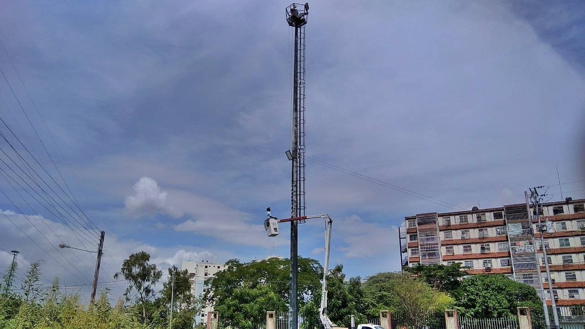 miguel10burgos's tweet photo. Plan de alumbrado Los Guayos Te Quiero ❤ gracias al apoyo del gobernador @rafaellacava10 y del presidente @nicolasmaduro instalando reflectores en la torre de Tacarigua 2 y en la calle del.hambre de Paraparal. https://t.co/ndaorTumyj