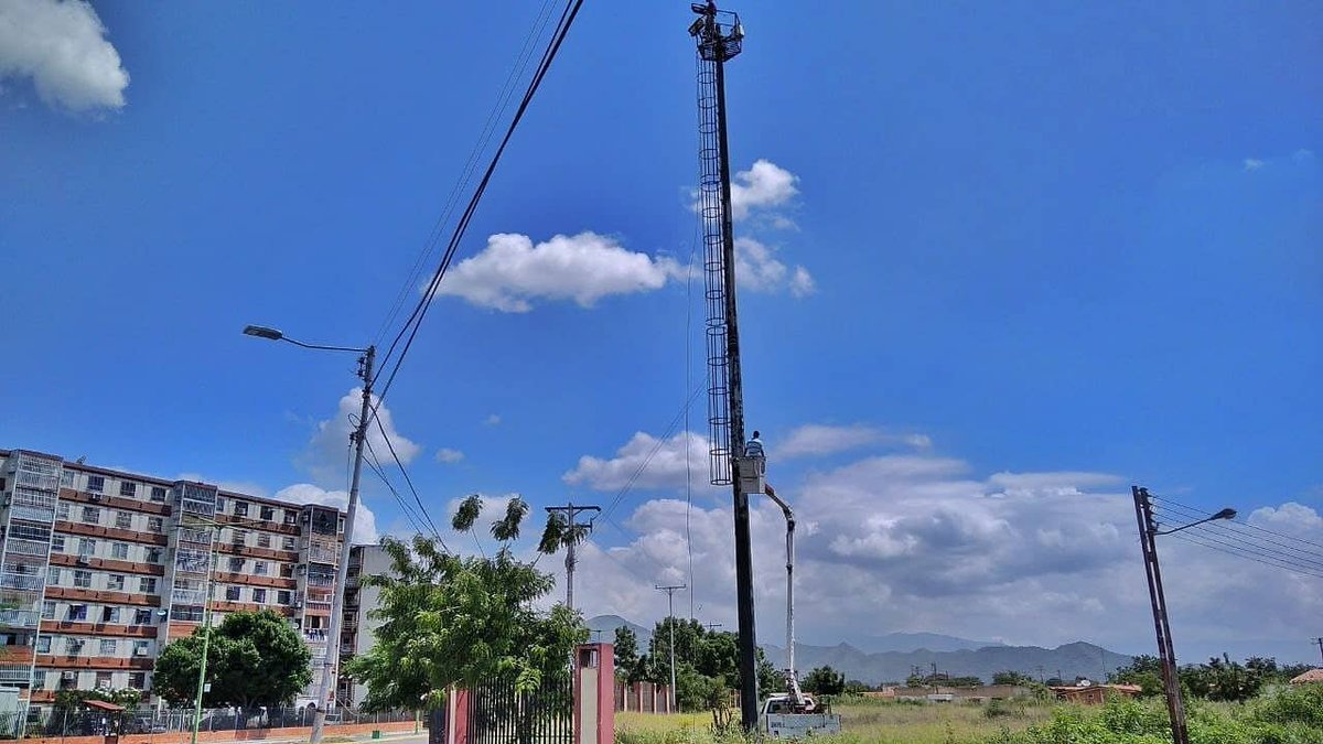miguel10burgos's tweet photo. Plan de alumbrado Los Guayos Te Quiero ❤ gracias al apoyo del gobernador @rafaellacava10 y del presidente @nicolasmaduro instalando reflectores en la torre de Tacarigua 2 y en la calle del.hambre de Paraparal. https://t.co/ndaorTumyj