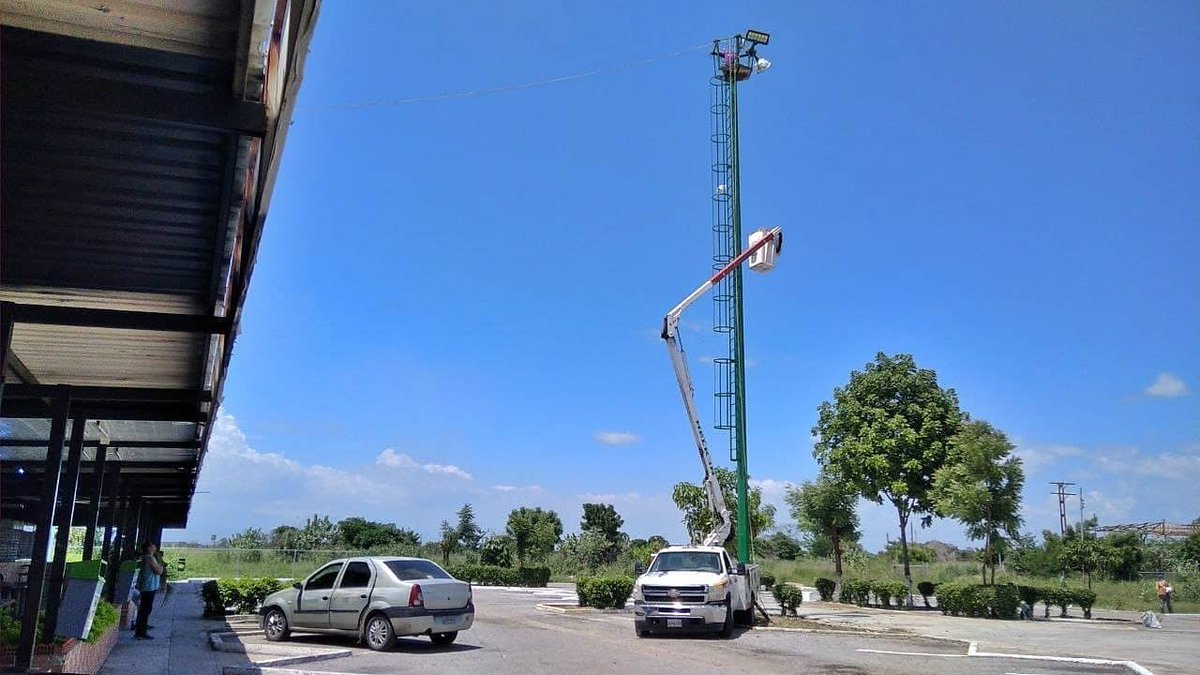 miguel10burgos's tweet photo. Plan de alumbrado Los Guayos Te Quiero ❤ gracias al apoyo del gobernador @rafaellacava10 y del presidente @nicolasmaduro instalando reflectores en la torre de Tacarigua 2 y en la calle del.hambre de Paraparal. https://t.co/ndaorTumyj