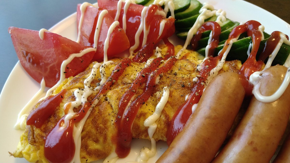 acidpole's tweet photo. セブンで売ってる4つ入りのチョコパンが朝食に用意されてたんですが休みで遅くに起きた4人家族の父にはゴミしか残ってなかったのです。ええそうです。遅いのが悪いのです。誰も責めません。5分後に食べた朝食の画像がこちらです。バランス取れました。 https://t.co/5KfbK2ea5M