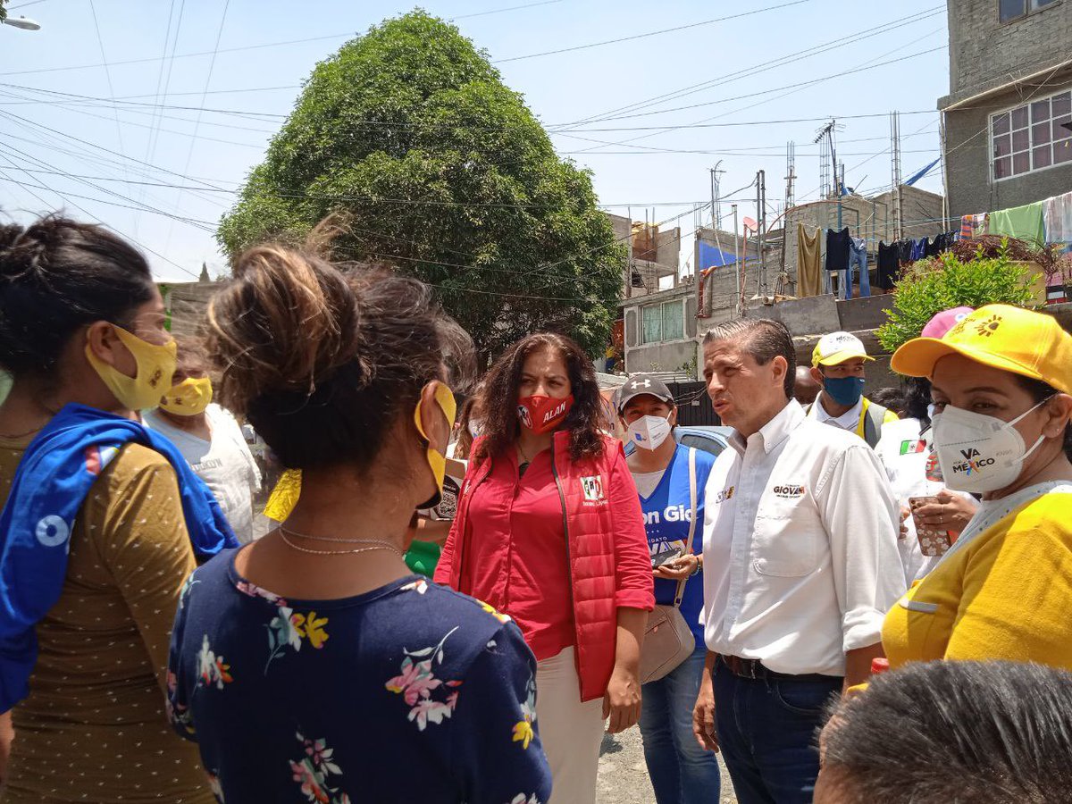 giogutierrezag's tweet photo. En nuestro recorrido por el Pueblo de los Reyes, escuchamos a las vecinas y vecinos, que quieren que regrese la tranquilidad aquí.
Nuestra prioridad eres tú, vamos a combatir la inseguridad para que vivas en la mejor alcaldía.
#Alcalde24x7 #GioContigo https://t.co/4IVaHzQW7r