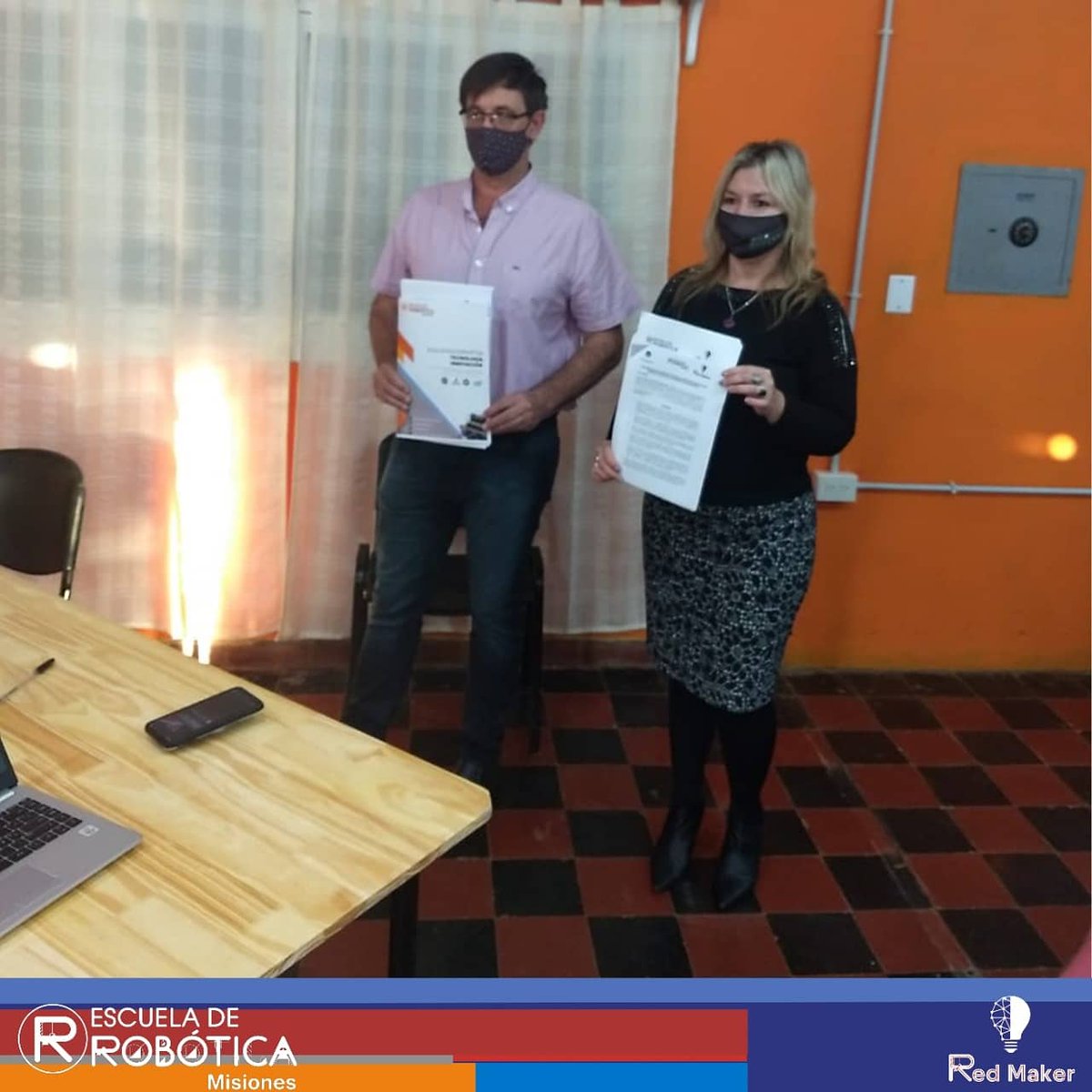 RedMakerMis's tweet photo. La Directora de la Escuela de Robótica, @ivisch junto a @renzomisiones, coordinador General de Trayectos, la licenciada @suzel_vaider, presidente de la fundación ADEMI y @MaxRossiok, Director de Ciencia y Tecnologia del Ministerio de Educación [...] https://t.co/D1AMzSFTar