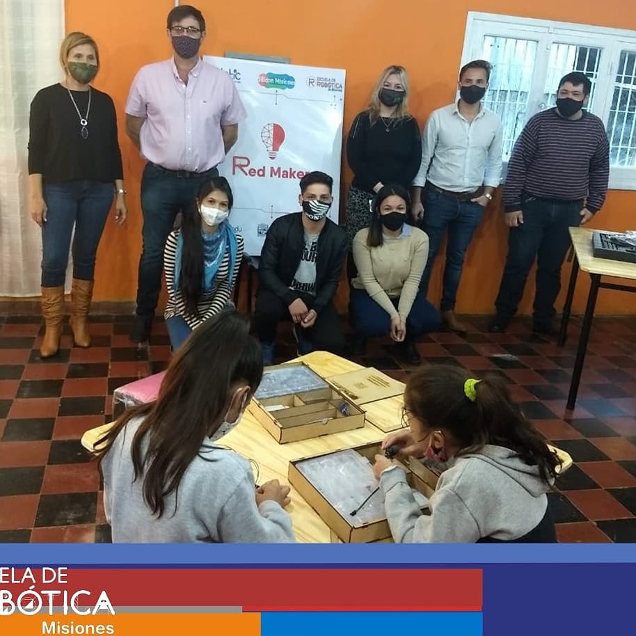 RedMakerMis's tweet photo. La Directora de la Escuela de Robótica, @ivisch junto a @renzomisiones, coordinador General de Trayectos, la licenciada @suzel_vaider, presidente de la fundación ADEMI y @MaxRossiok, Director de Ciencia y Tecnologia del Ministerio de Educación [...] https://t.co/D1AMzSFTar