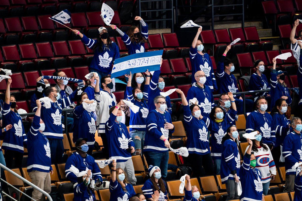 MapleLeafs's tweet photo. Thank you for everything you’ve done and continue to do for the community 💙 

Stick taps to @scotiahockey for gifting every frontline worker a jersey 👏 #LeafsForever https://t.co/vgQyQc5c1s