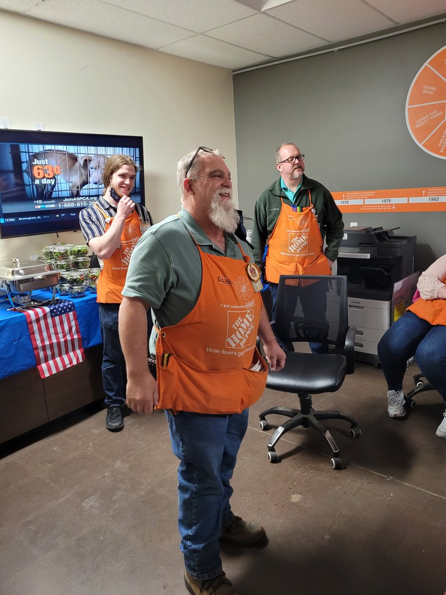 Jewelz4127's tweet photo. Said good-bye to one of our amazing DHs today. Good luck at your new store Rob we will miss you!! @specialty4127 @JTEastwood @Tashatm4127 https://t.co/ifTTqhlfbC