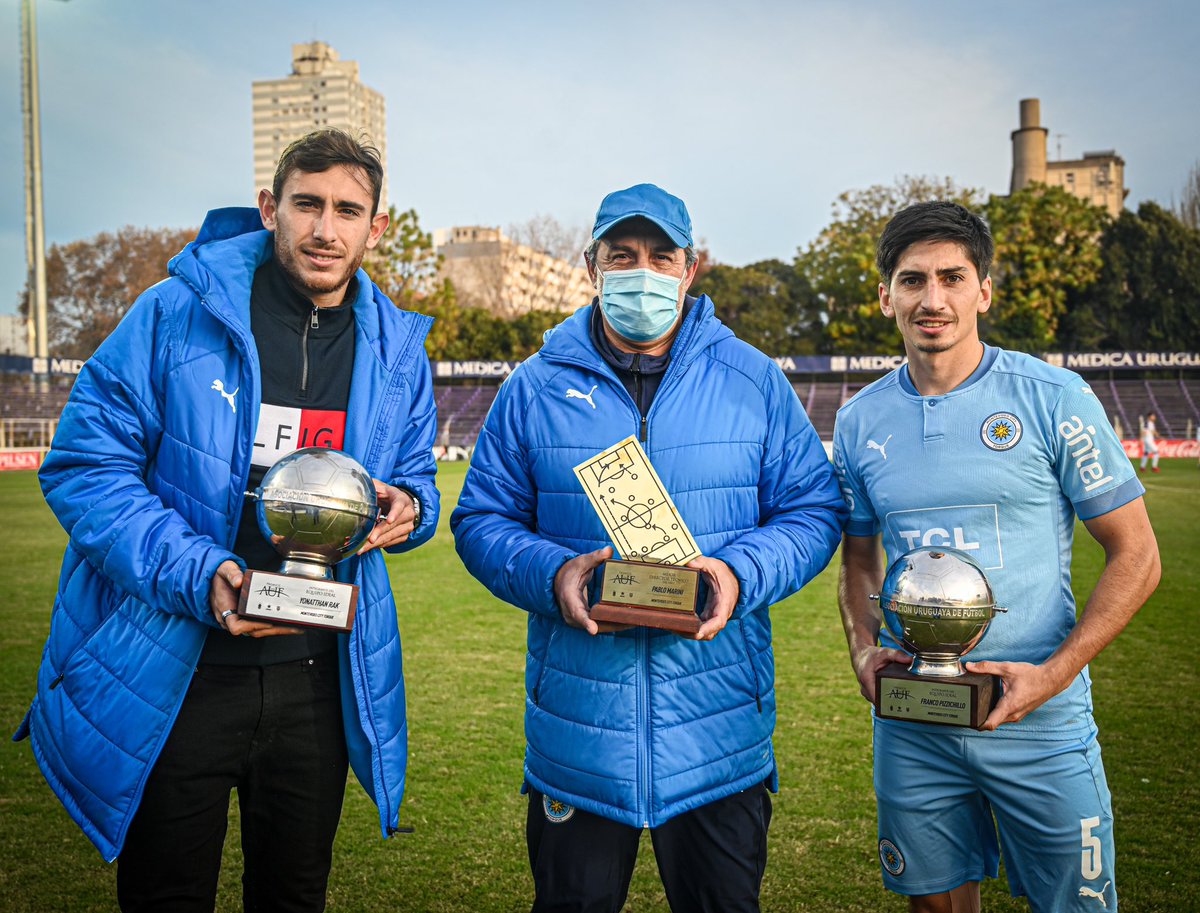 MvdCityTorque's tweet photo. 👌 𝙄𝙙𝙚𝙖𝙡𝙚𝙨 👌

En el día de hoy, Franco Pizzichillo, Yonatthan Rak y Pablo Marini recibieron los premios de @AUFOficial por su despeño en el @CampeonatoAUF 2️⃣0️⃣2️⃣0️⃣

• @FPizzi8 Equipo ideal 🏆
• @Yona_Rak15 Equipo ideal 🏆
• #PabloMarini Mejor DT 👨‍🏫

#LosCiudadanos🏙 https://t.co/QRQJDh4Xs7