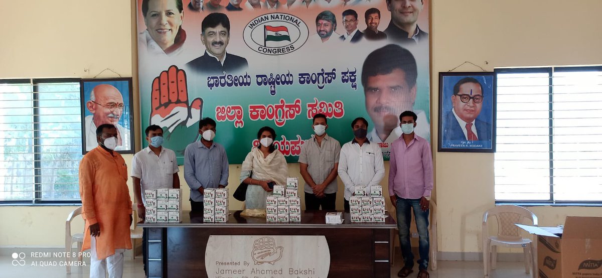 SiddappaChayag1's tweet photo. ಇಂದು ವಿಜಯಪುರ ಜಿಲ್ಲಾ ಯುವ ಕಾಂಗ್ರೆಸ್ ಸಮಿತಿ ವತಿಯಿಂದ ಪೊಲೀಸ್ ಅಧಿಕಾರಿಗಳಿಗೆ ಮಾಸ್ಕ ಸ್ಯಾನಿಟೈಸರ್ ವಿತರಿಸಲಾಯಿತು https://t.co/H2JmHSijAx
