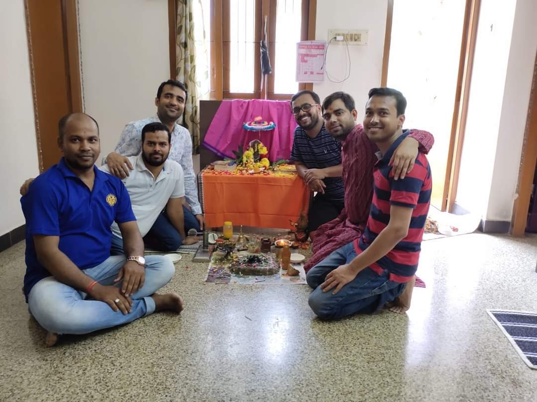 Bibhu_PB's tweet photo. My College Mate , Hostel Mate, Room Mate for many years.
Luck to have a best friend like you Tapas.
A true gentleman @Tapas_Chinu 
Best Part He is Very Honest &amp; Caring. Poor in Cooking &amp; good at cleaning utensils 😜 https://t.co/0Zi0Mxbesh