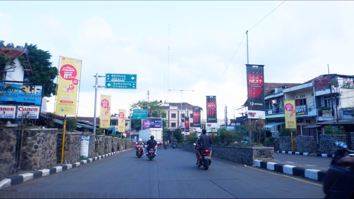 Jatinangorku's tweet photo. Jalan ini punya banyak cerita.

Pernah menjadi gerbang lama Unpad dan jaya pada zamannya.

Ada yg pernah ngalamin cerita "Gerbang Lama Unpad" ?

Yuk share ^_^ https://t.co/b7l7GDsUA7