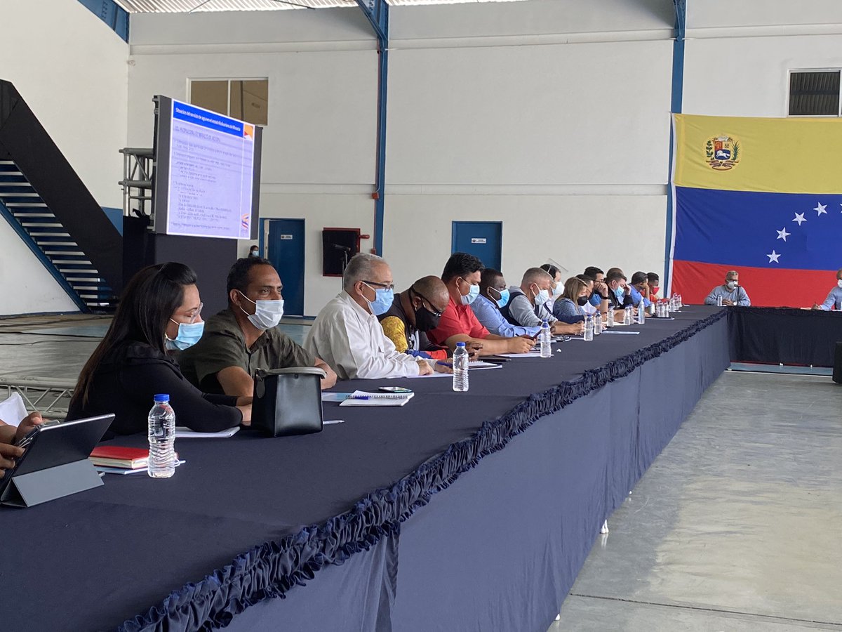 luiscarPSUV's tweet image. #SemanaRadicalConciente en Reunión Extraordinaria del Gobernador del Estado @HectoRodriguez todos los Alcaldes y Alcaldesas de Miranda, allí debatimos los temas del Agua, la Definición de un Estado Mayor, la constitución de las Mesas Tecnica de Agua #GuarenasAñoCuatricentenario