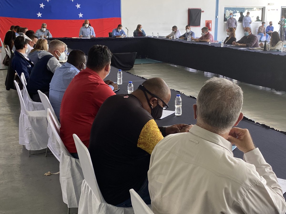 luiscarPSUV's tweet image. #SemanaRadicalConciente en Reunión Extraordinaria del Gobernador del Estado @HectoRodriguez todos los Alcaldes y Alcaldesas de Miranda, allí debatimos los temas del Agua, la Definición de un Estado Mayor, la constitución de las Mesas Tecnica de Agua #GuarenasAñoCuatricentenario