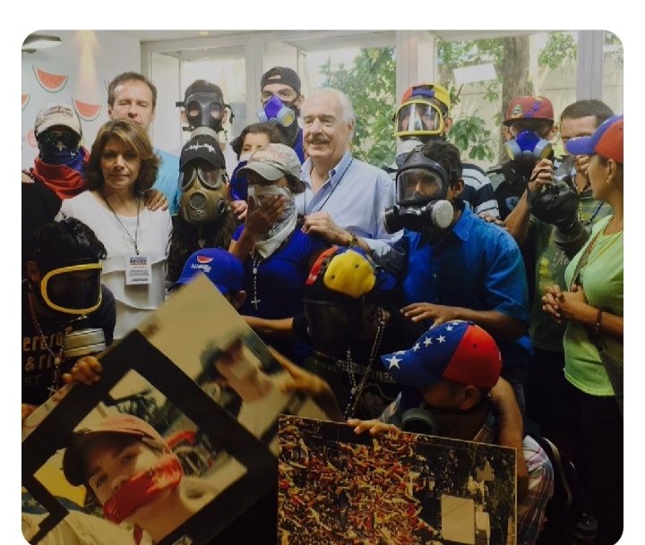 CesarPachonAgro's tweet photo. ¡Si señores! Es Andrés Pastrana defendiendo la Primera Línea. 

Pero la de Venezuela... https://t.co/UPeO05hncD