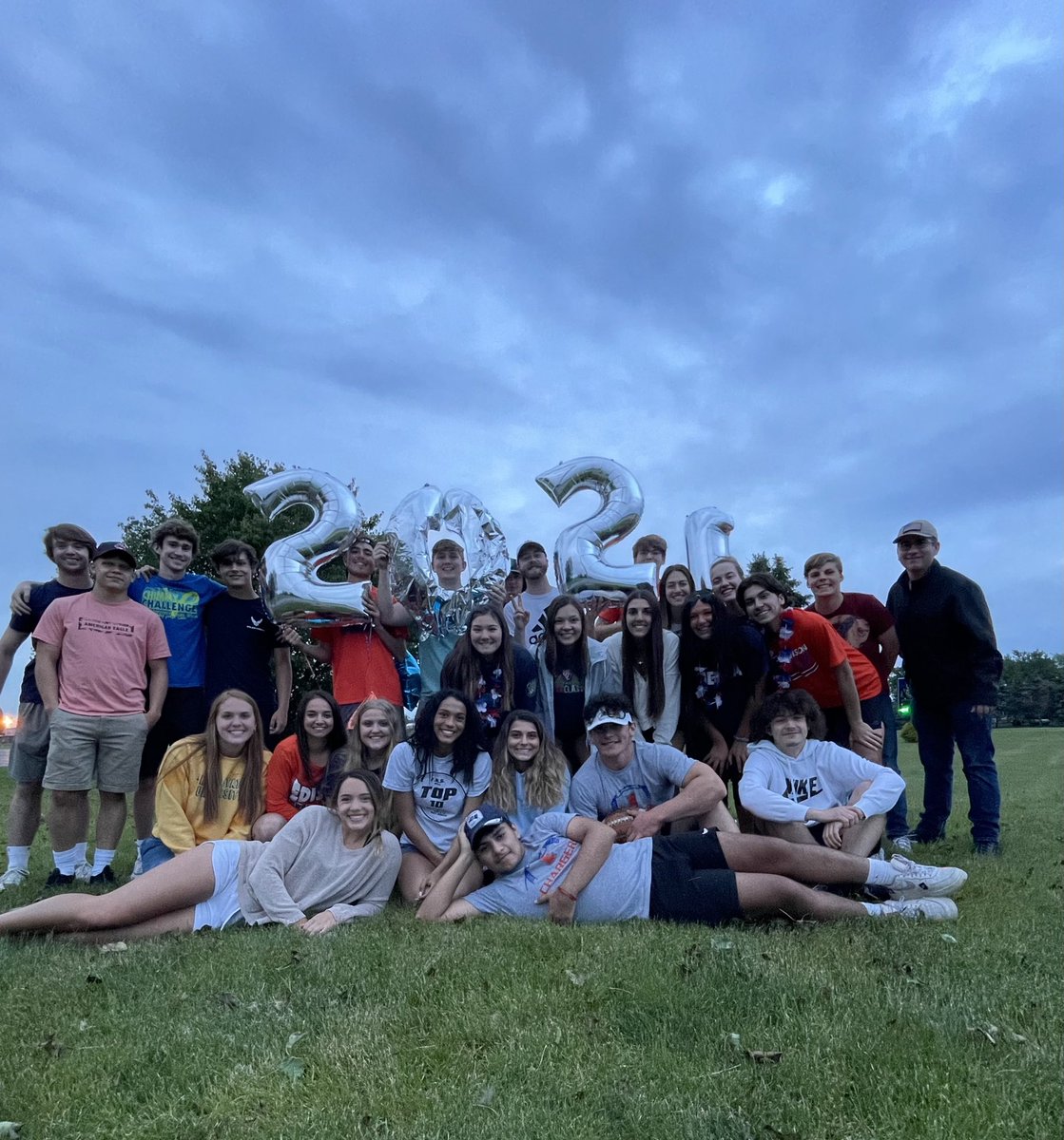 EHS2o21's tweet photo. SENIOR SUNSET! 🌅 Tomorrow marks our final day of a long 12 years together! Thanks for the mems class of ‘21! This will be missed 🤍 #ehighordie https://t.co/rsA5Lq8ybb