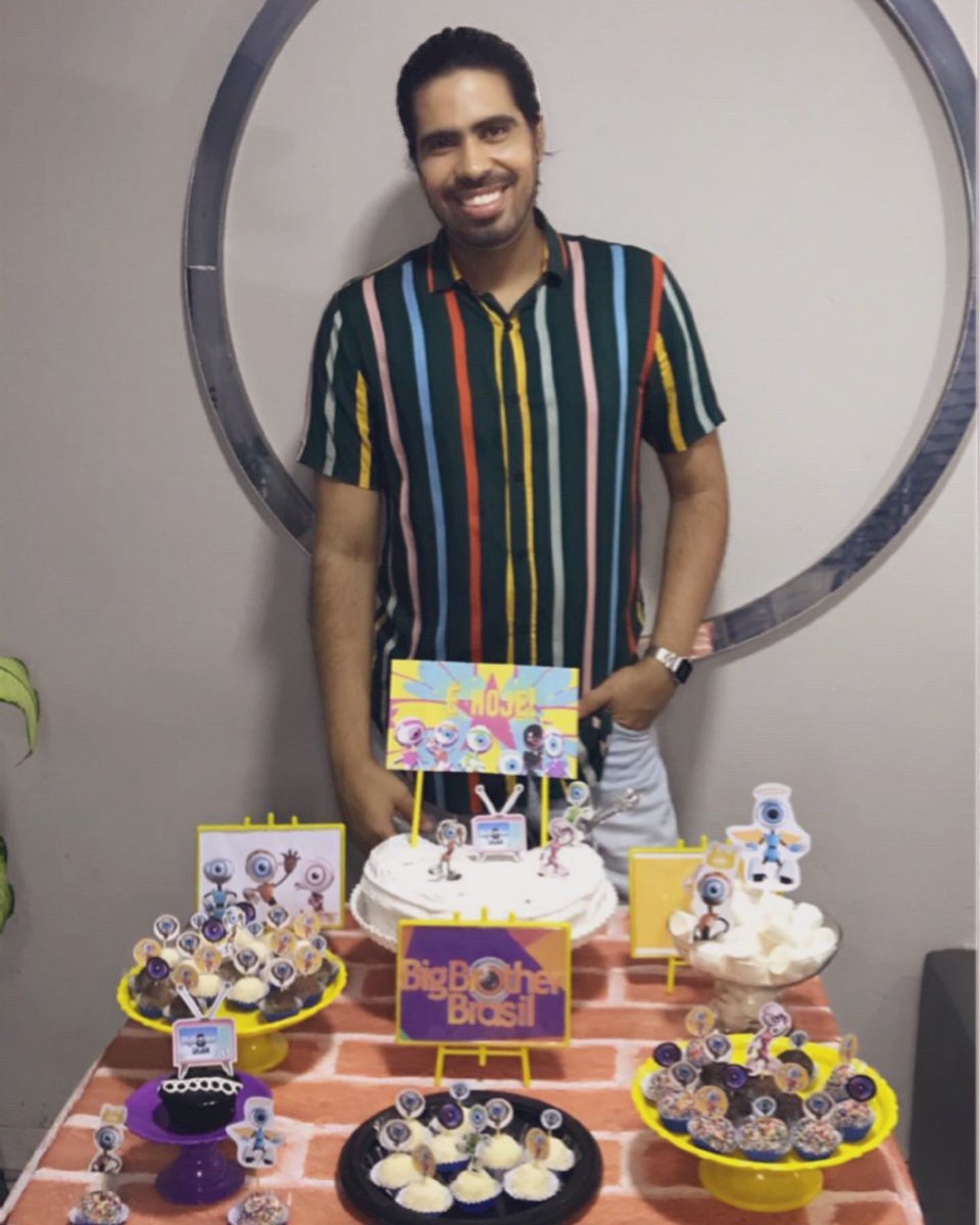 SigaLopes's tweet photo. E pra não passar em branco... teve bolinho com tema BBB pq amo um reality 😁🥰 #BDayJeff #BBB #BigBrotherBrasil https://t.co/ttLRGrwSSd