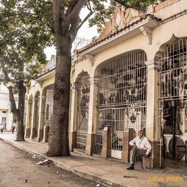 Retro_Vzla's tweet image. Catia, Calle Maury, &quot;Bar El Torero&quot; o La Casa de Los Peroles. Una casa muy peculiar donde puedes pasar un rato agradable degustando una cerveza bien fría y admirar la gran cantidad de antigüedades que cuelgan en sus paredes. #SemanaRadicalConciente