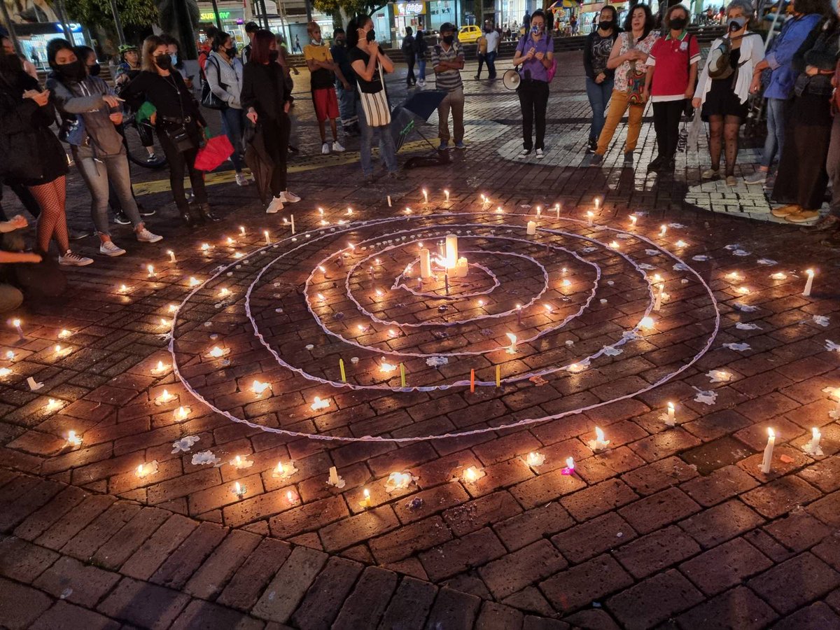 #ColombiaEnLucha 
El puente #LucasVilla en honor al joven estudiante asesinado durante el #ParoNacional es un territorio q contiene lucha y fuerza popular.
Las denuncias q recibimos en estos días nos confirman q el Estado colombiano condena al pueblo q lucha por la dignidad. ✊🏽