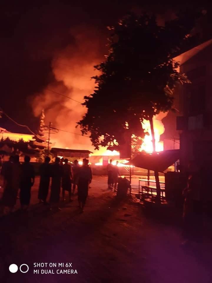 A huge fire broke out in Kangyidaunt Sipintharyar Market during curfew period when civilians were sleeping.  Almost entire market was engulfed in flames.   #WhatsHappeningInMyanmar #June1Coup https://t.co/kKZkj5KQUu