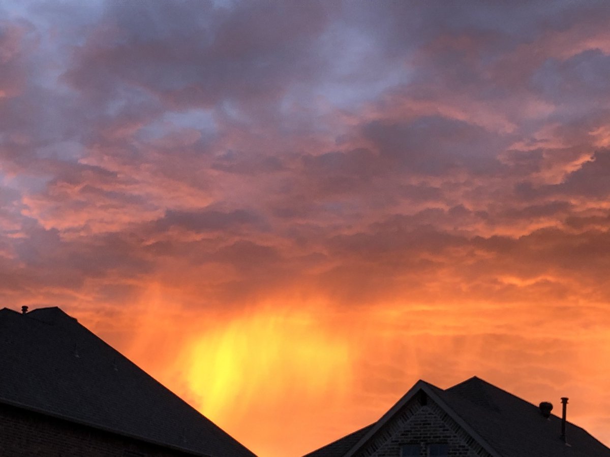 ginalm2112's tweet photo. Another sky.on fire sunset photo from tonight. #txwx โฆ@StormHour #NRHTX https://t.co/hVWZq7I6Hl
