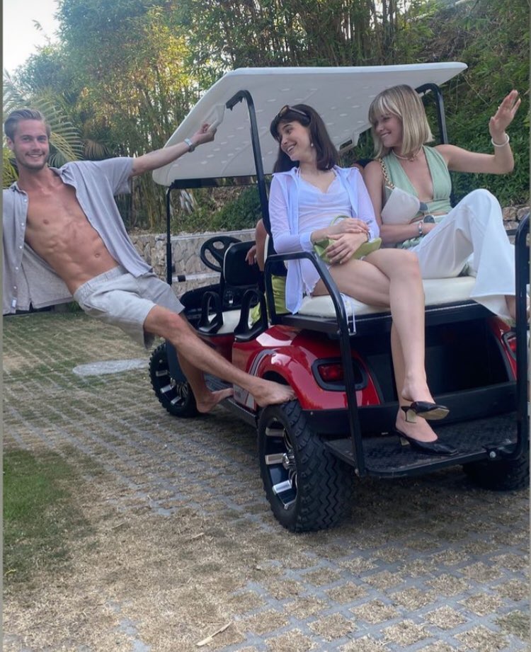 nicolapelzt's tweet image. ⠀ 
⠀ ⠀ 
A happy family i guess. . . 
⠀ ⠀