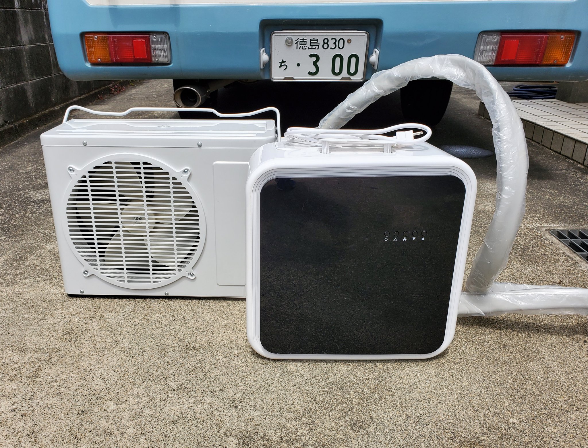 たけるんイリカス工房 中古キャンピングカーdiy エアコン取り付け中 いろいろ悩んだ末 中古のクレクール５購入し取り付けることにしました コンパクトで持ち運び可能なエアコンですが取り付け場所に悩みました シンク横の収納棚に埋め込むことにしま