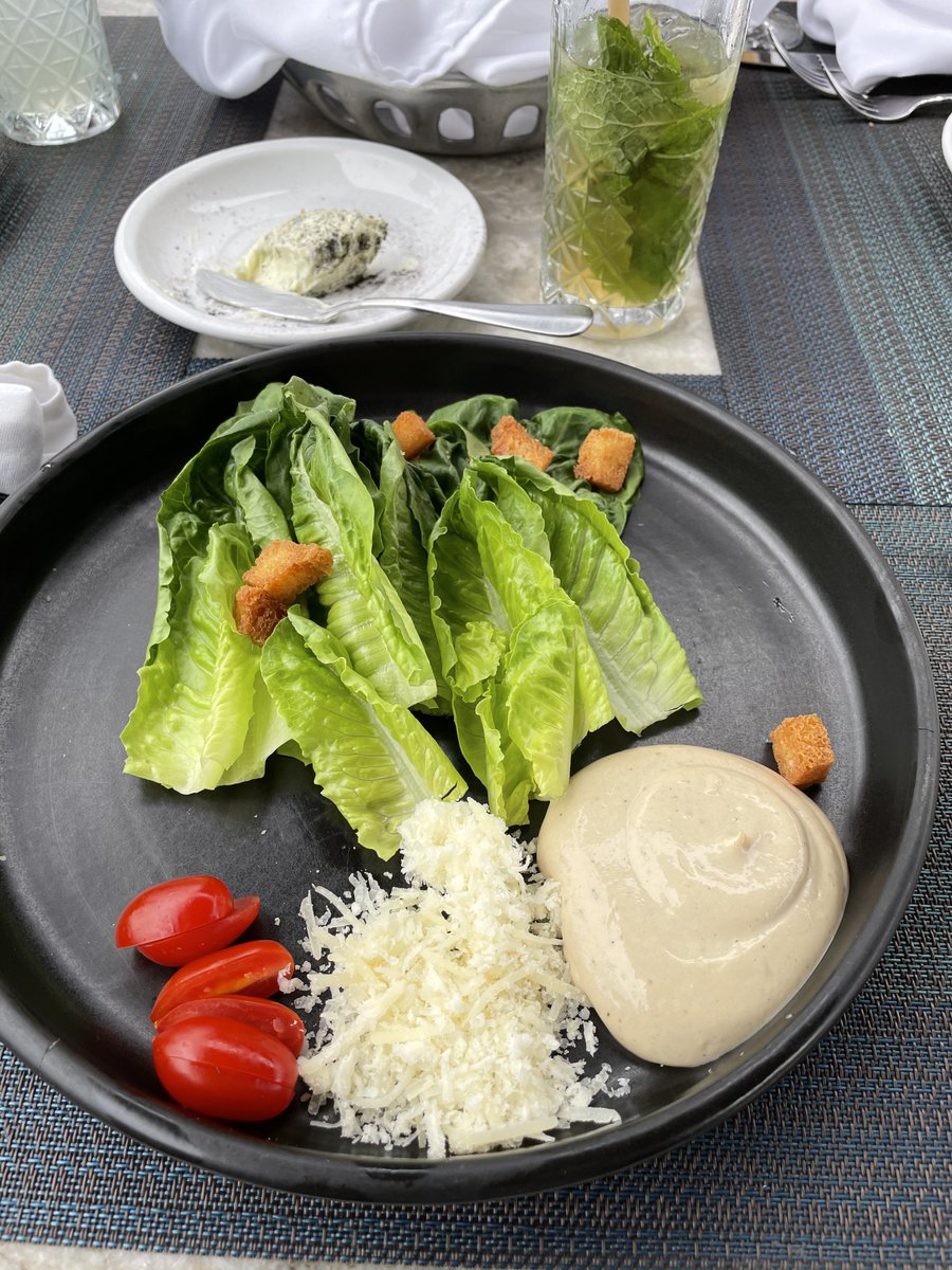 i wanna share the scam i experienced yesterday...

cw // food

i ordered a caesar salad right.... this is what the waiter brought me....