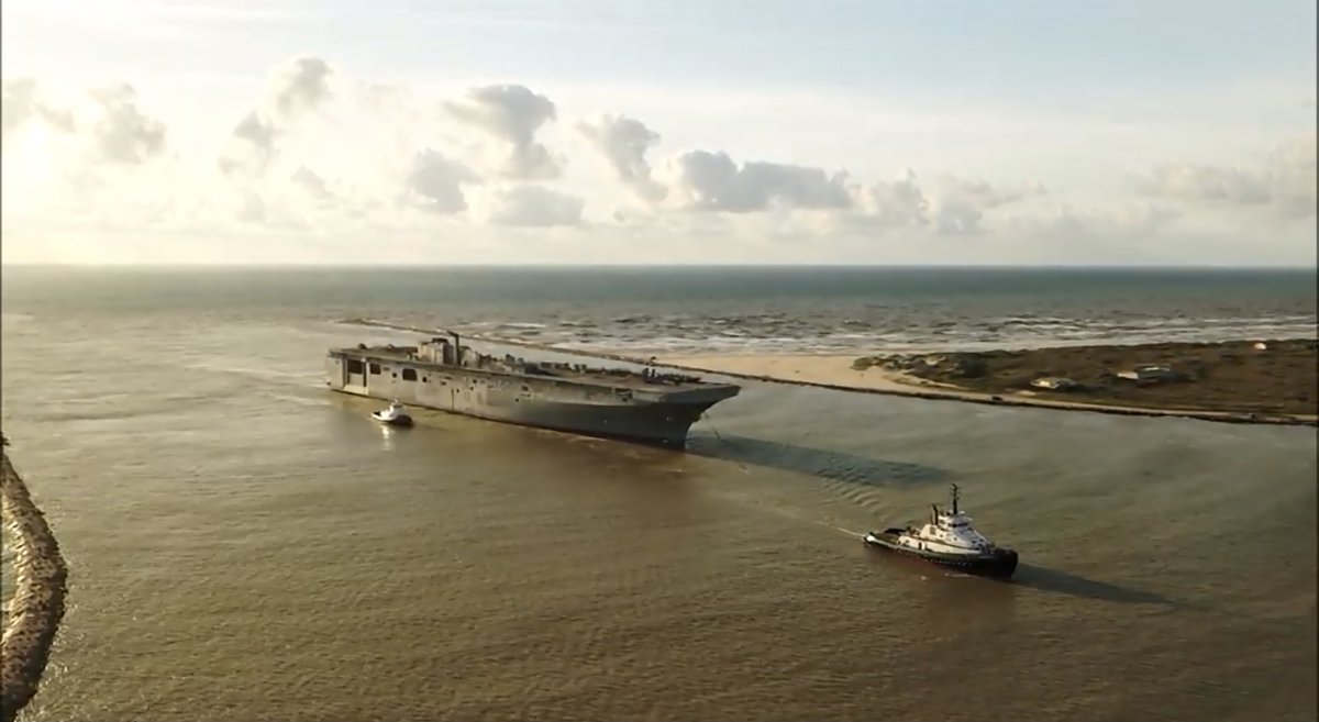 WarshipCam's tweet photo. Decommissioned USS Bonhomme Richard (LHD 6) Wasp-class amphibious assault ship hulk being towed into Brownsville, Texas for scrapping - May 31, 2021 #lhd6 #ussbonhommerichard
@samlagrone
* captures from YouTube video posted by Tommy J. Saenz https://t.co/0KeLUxMeoi