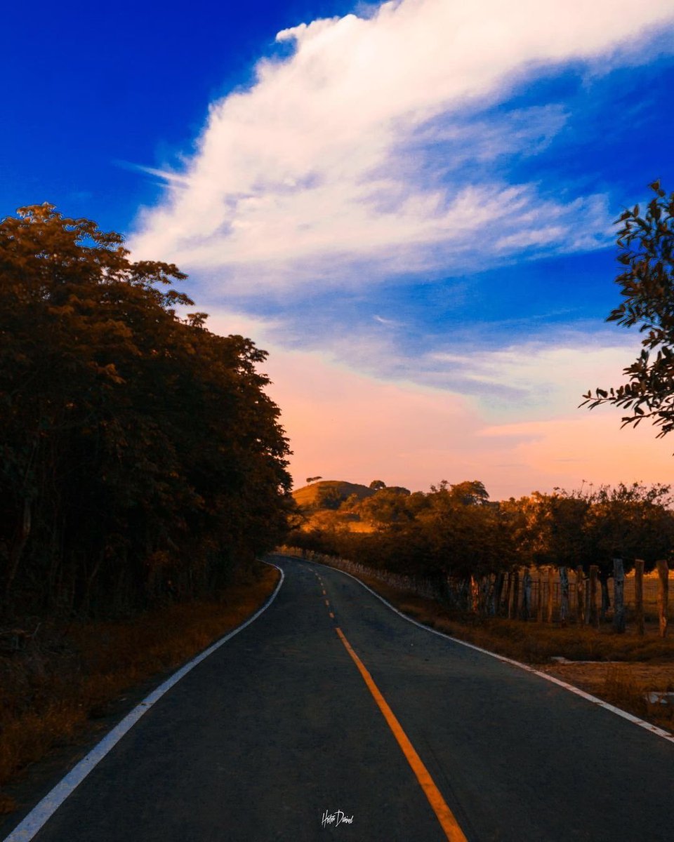 Chitreanos's tweet photo. Desde El Pájaro de Pesé.  

Reposted from @itssdarinel Un sabio dijo: “A veces hay que pasar por caminos difíciles, para llegar a destinos maravilloso”. 

 Usted que se siente deprimido piense que estas en la parte más decisiva  de camino💯.

#photo #sendero #color #fotos #album https://t.co/l7V09QLHSh