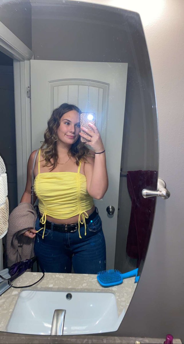 haleyjendsley's tweet photo. I don’t think Twitter has seen what I look like in awhile so here ya go https://t.co/MpFDnkFPkz