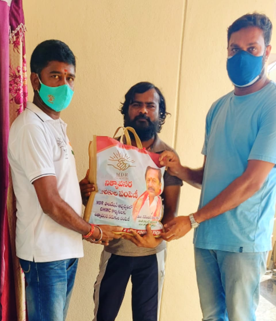 MDR_Foundation's tweet photo. MDR ఫౌండేషన్ ఛైర్మన్, పటాన్చేరు మాజీ సర్పంచ్ #దేవేందర్_రాజు గారి సహకారంతో #MDR_ఫౌండేషన్ ఆధ్వర్యంలో నిత్యావసర సరుకుల పంపిణీ..

#mdrfoundation #socialservice #ngo #groceries #basicneeds #isnapur #patancheru https://t.co/lQ0Ve4xZSM
