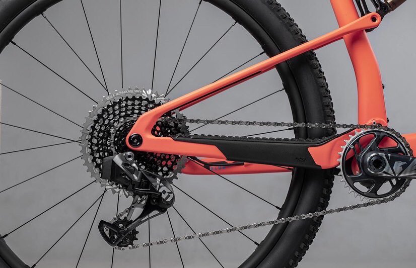 Introducing the all new Blur CC rocket-ship featuring SUPERLIGHT suspension: it's the lightest, most efficient dual suspension Santa Cruz has ever built. And it's fit for purpose, ideally suited to South African mountain bikers 🚵‍♂️ 🇿🇦 #weride #santacruz #blur #flandriacycles