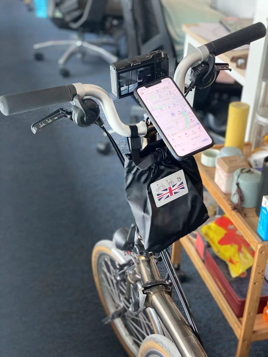 Uzivatel 醍醐 𝟮𝟬𝟴𝟮𝖋𝖒 Na Twitteru 骑行时通讯导航 拍摄组件的小布安装方案终于完成了 这个组合方式我揣摩出的最便宜的解决方案 前边还可以换另一个手机用来拍摄 省下一个gopro的钱来 Brompton