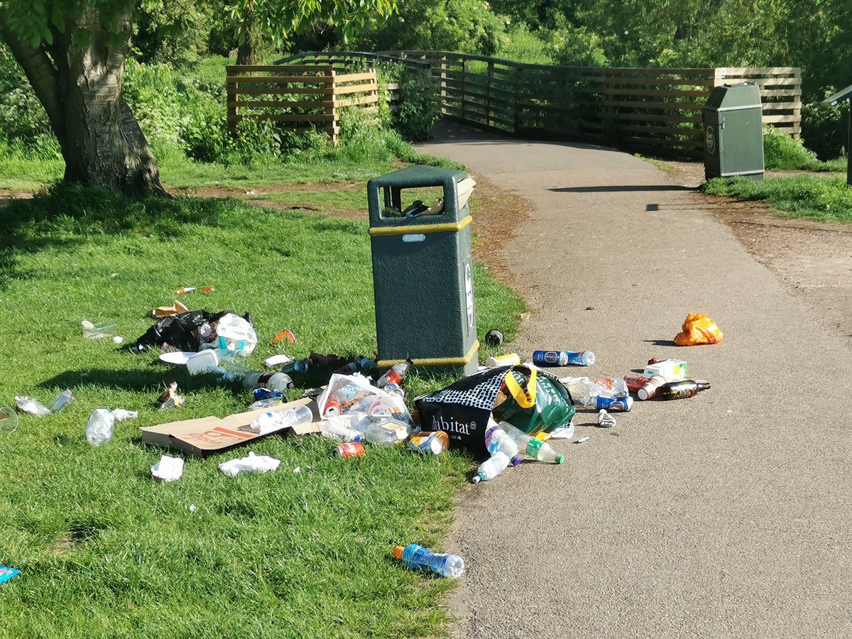 #Hertford people: when you go to our lovely park TAKE YOUR RUBBISH HOME WITH YOU!! 😡😠🤬😤 Rubbish blows around, endangers wildlife and pollutes the rivers. Take. It. Home!
-
#hertford #ware #bengeo #harthamcommon #harthampark #litter #rubbish #recycle #dontlitter #pickitup