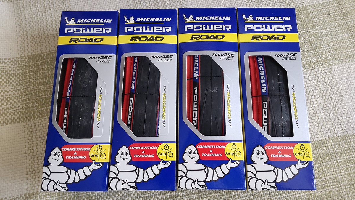 Picco1970's tweet photo. 英国から着弾しました～🎵
＼(^o^)／
ｵﾓｯﾀﾖﾘﾓ  ﾊﾔｶｯﾀ🎵

#ProBikeKit
#Michelin
#powerRoad https://t.co/bVhA9BBfhc