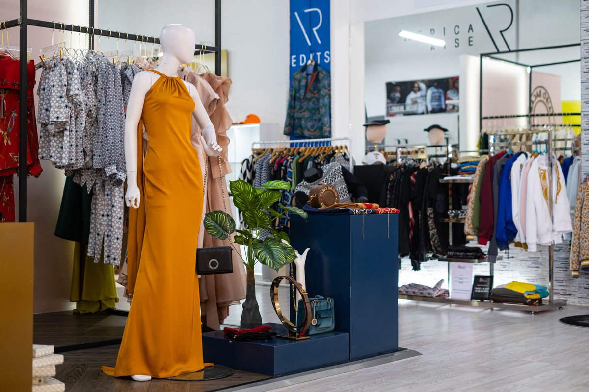 SandtonCity's tweet photo. African fashion is all about creating a bold statement 🇿🇦 Achieve your desired look with @AfricaRiseStore’s clothing and accessories – wear a flowy kimono as a dress, show off some skin with off-the-shoulder styles, or add more edge to a casual outfit with puffy sleeves. https://t.co/3olaepJGDQ