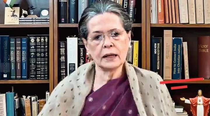 RajathakurRaja5's tweet photo. इस फोटो में मैडम के बाई तरफ नीचे
( लाल निशान के ऊपर )एक किताब रखी गई है उसका नाम है" हाउ टू कन्वर्ट इंडिया इंटू क्रिचियन नेशन"। हिंदी में 'भारत को ईसाई देश कैसे बनाए '। अब आप इनसे क्या उम्मीद करते है⁉️ https://t.co/otV9Ehz8EB