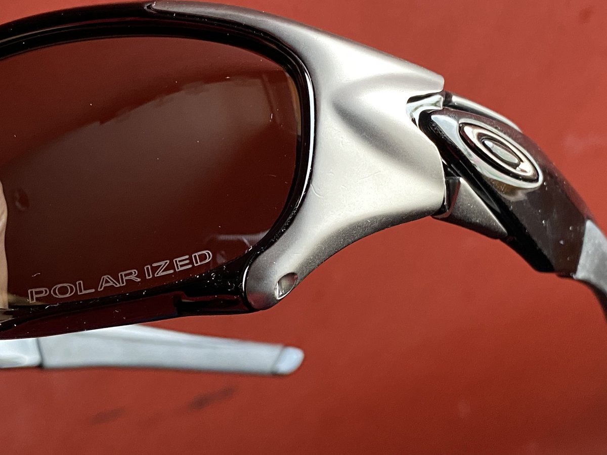 griphox81's tweet photo. @CBuchanan68 @oakley @OakleySports @OakleyAUS_NZ @Luxottica this pair of sunglasses are original, please help !! https://t.co/B4iwxE34uc
