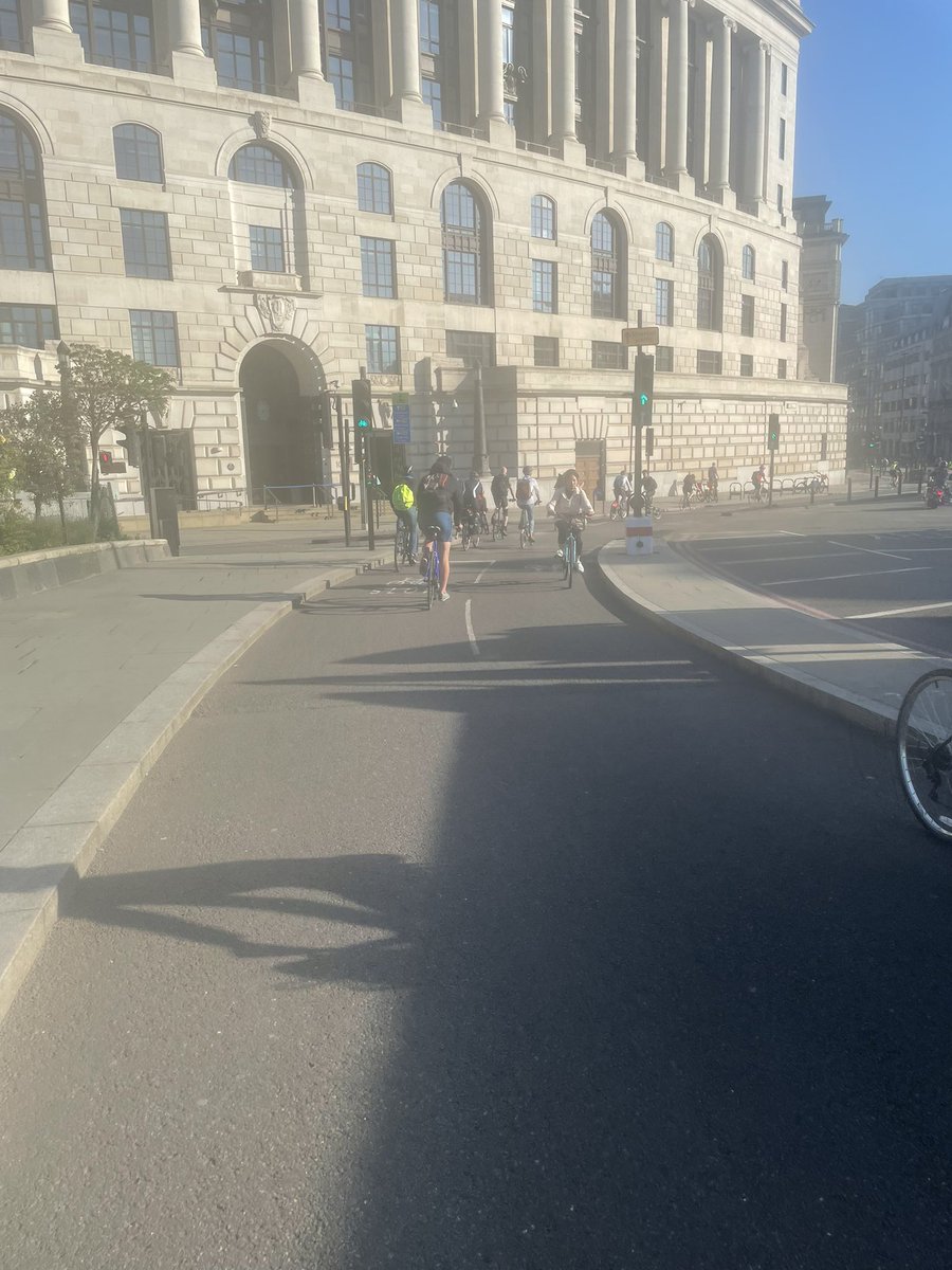 MarkLacey7's tweet image. Summer in the city #commute #cyclepaths👍 #London #openingup
