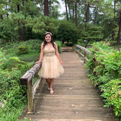 beatrix_rivera's tweet photo. #NewProfilePic go to my IG like and comment your favorite emoji or something positive 🍂🍃 https://t.co/WRrMdhoIAo
