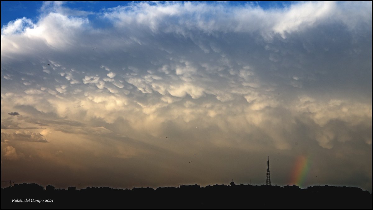 Imposant #cumulonimbus accompagné de mammas, ce 31 mai au nord-est de #Madrid. Photo par Rubén del Campo @Rub_dc. #mammatus #mammatusclouds #spain 