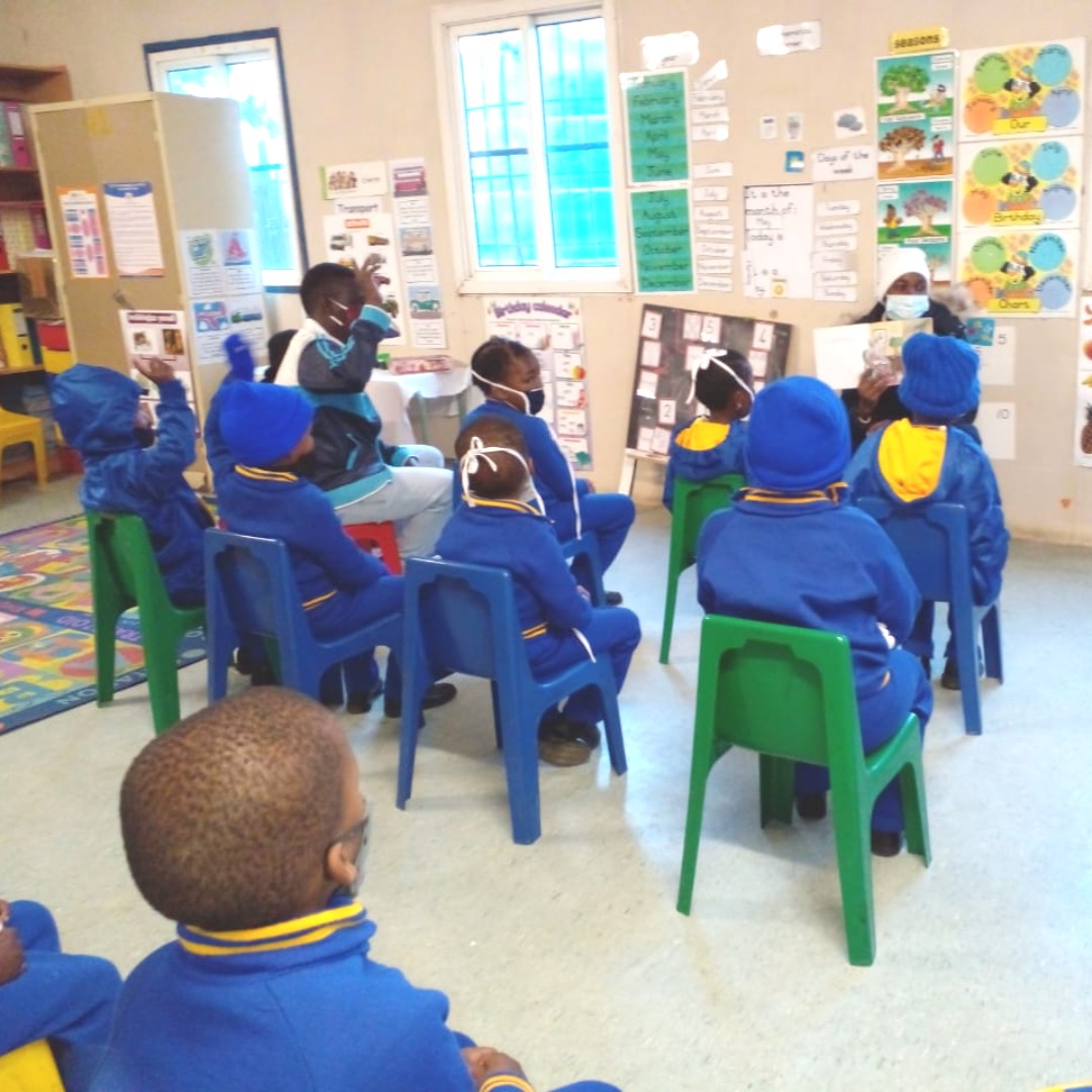help2read's tweet image. A reading club on the Literacy Tutor programme at Diepsloot Combined Primary School. 

To donate - help2read.org/donate

#EarlyLiteracy #LiteracyChangesLives #help2read #NGOsouthafrica #readersbecomeleaders #read #education #volunteer #togetherwecan #SouthAfrica