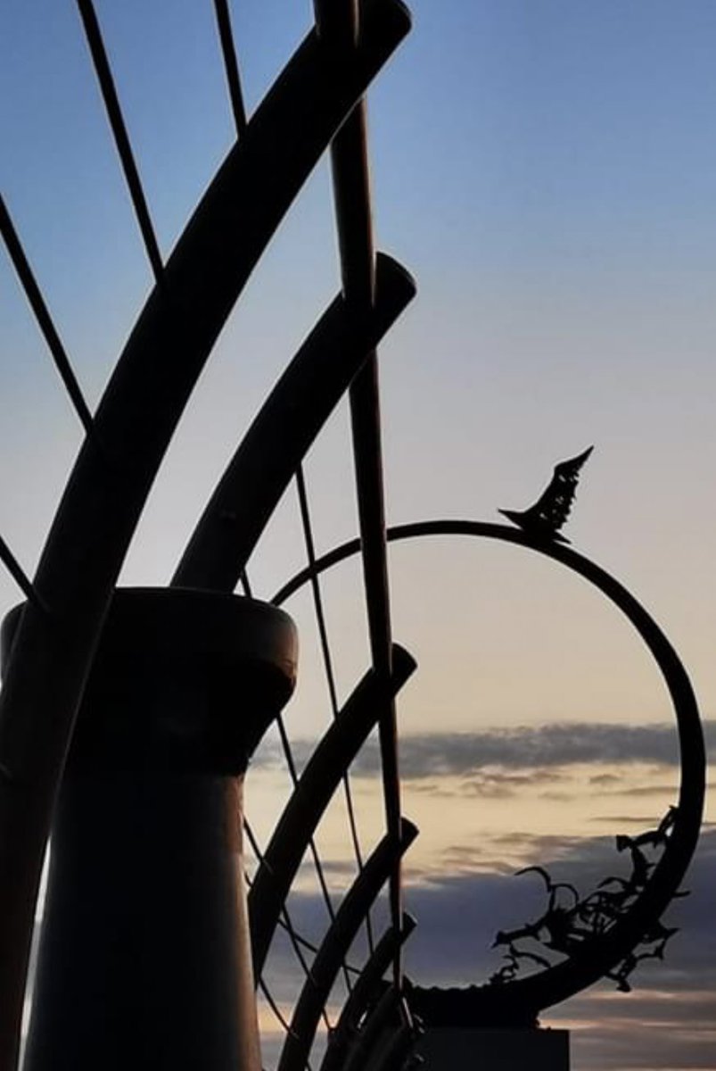 #VengagliDiParole 

Ecco Giugno, Il mese che apre l’estate e le menti...
E quale miglior simbolo di libertà questo stupendo monumento del 1986 di Mario Lupo che troneggia
nel nostro molo sud, con il Gabbiano Jonathan proteso verso il cielo come a indicarci la via per rialzarci!💙