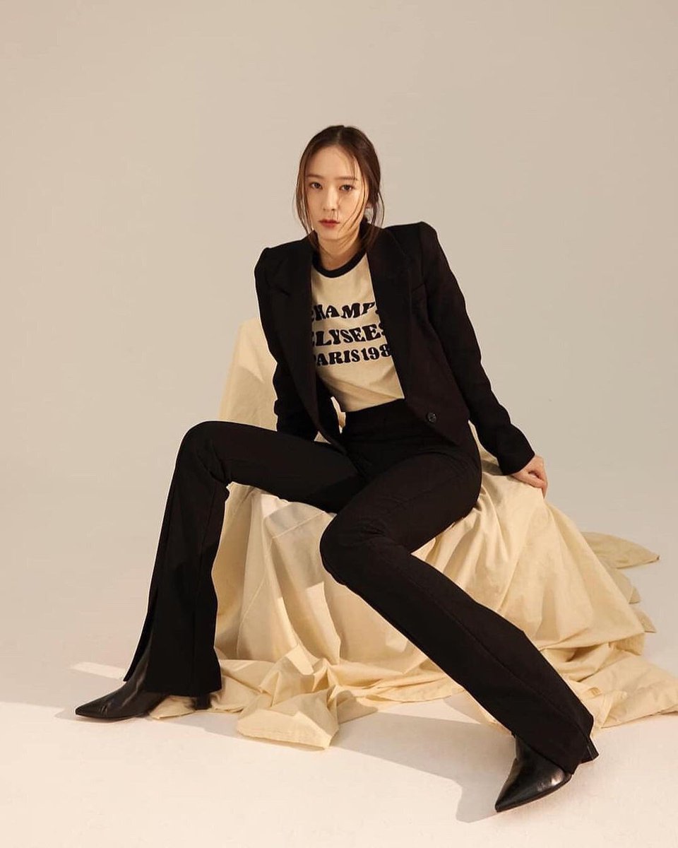 vouspie's tweet photo. krystal jung... she’s an icon she’s a legend n she s the moment https://t.co/D8FrY29bwC