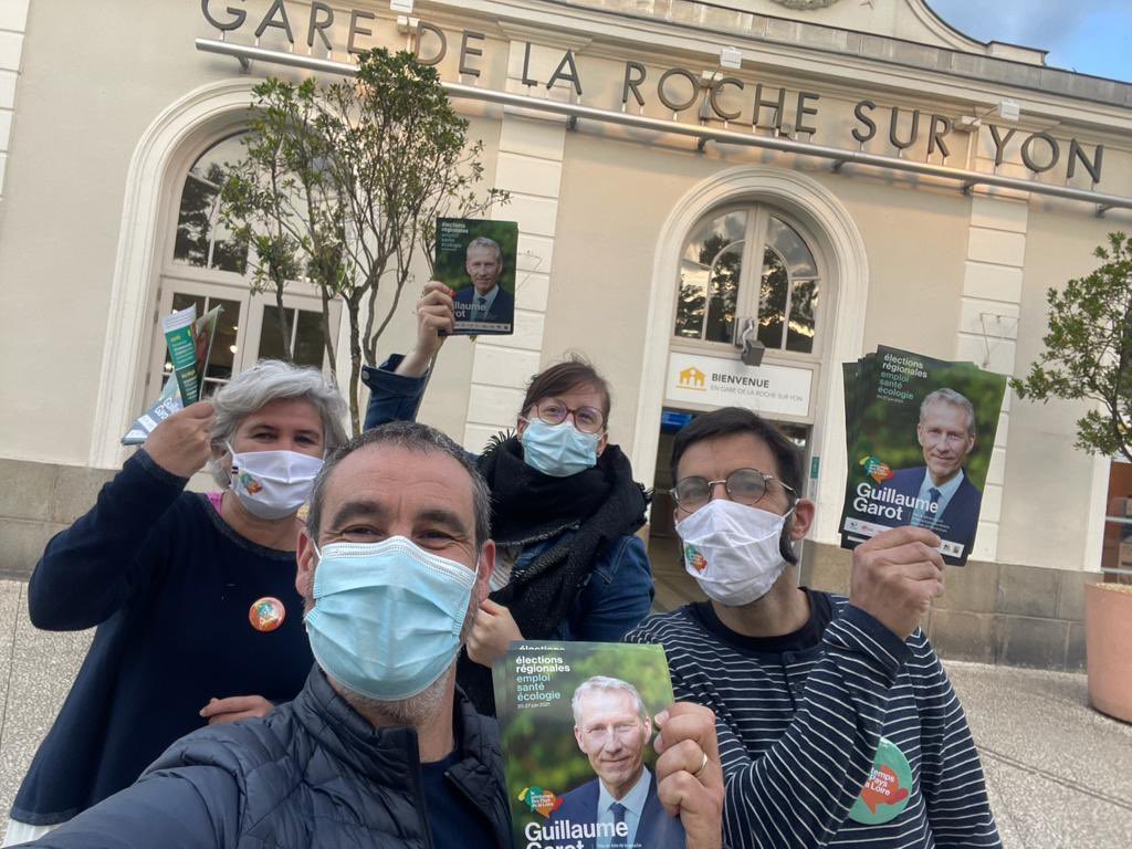 printempsPDL's tweet photo. Aujourd’hui, c’est le Printemps des Transports ! 🌸🌿

Mobilisation autour des gares pour défendre nos services publics et présenter nos propositions :
🚄 TER à 1€ par trajet pour les salariés
🚆 Gratuité des TER pour les 18-26 ans
❌ Contre la privatisation du rail https://t.co/RNOH3Axzru