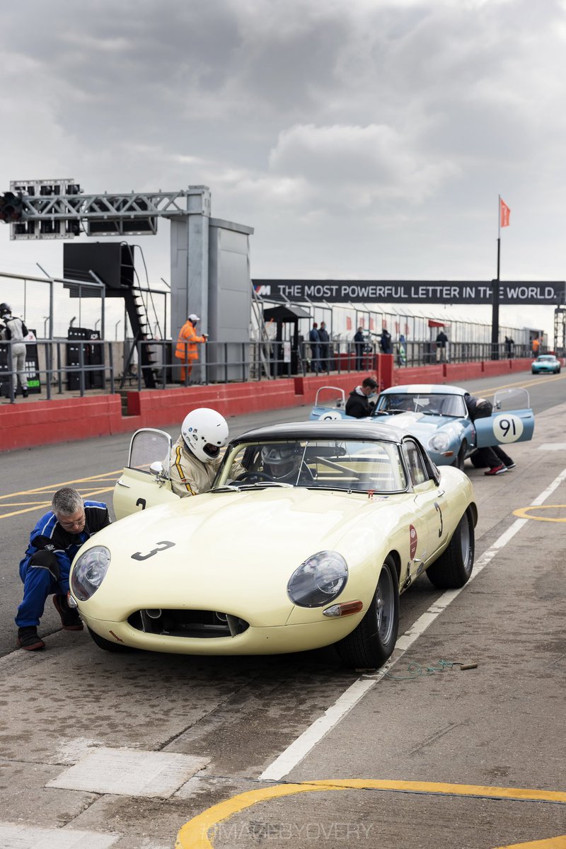 robertovery's tweet photo. RISE TO THE CHALLENGE #IMAGEBYOVERY #jaguarclassicchallenge #etype #tuesdaymotivations #primroseyellow #motorracinglegends #doningtonhistoricfestival #soverybritish https://t.co/NB9d7p4bqF