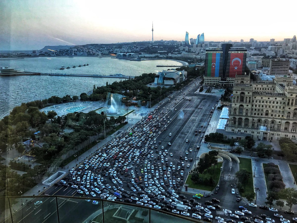 🏙 Qui a dit que Bakou n'était pas propice aux dépassements ? Même sans Grand Prix, les locaux se livrent bataille dans le premier virage 😁

On vous laisse légender la photo 💬

📸 u/Atomic_peanut251

#F1 | #AzerbaijanGP 🇦🇿