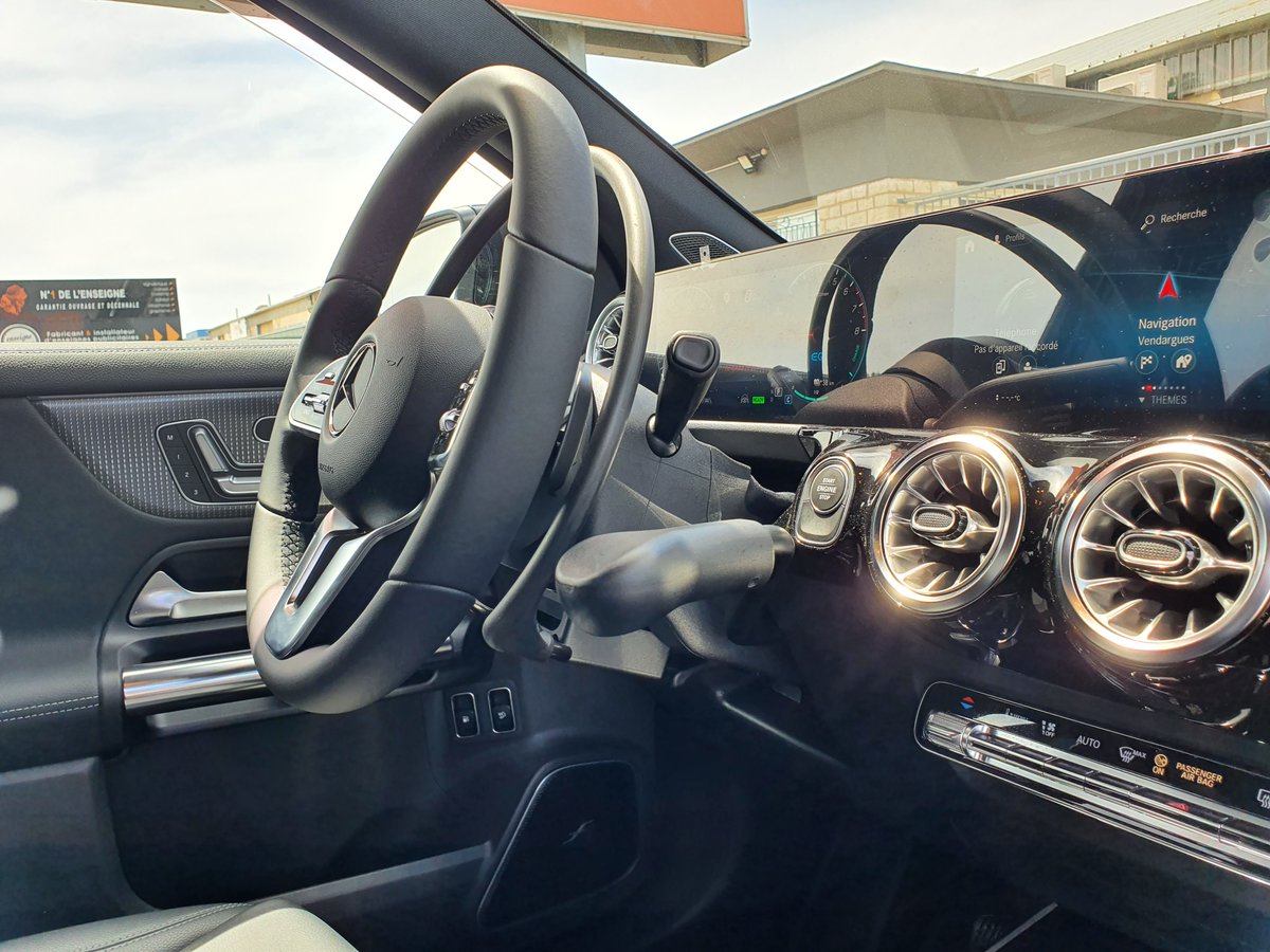 ConduiteHandi's tweet photo. Solutions d'aide à la conduite pour une personne paraplégique sur une #MercedesBenz GLA🚗💪😎.
Cercle accélérateur sous volant à tirer🤩 associé à un levier de frein à baisser🤙, deux aménagements #Kivi🥰
#handiconduite #amenagementspmr #conduiteethandicap #nevergiveup #handicap https://t.co/bTcNF59mP4